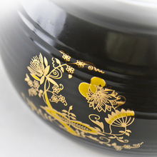 探索益精陶瓷煲K018 黑色貼金花設計與實用性兼?zhèn)涞膹N房好幫手